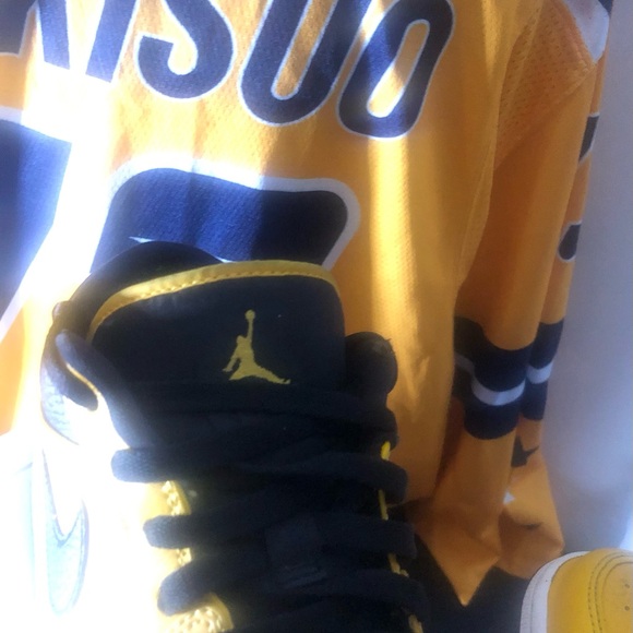 Nike Air Jordan’s 1’s Yellow and Black, like new still. I really good condition - Picture 3 of 13